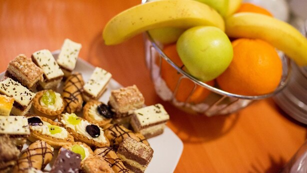Une assiette de diverses pâtisseries et un saladier de fruits.
