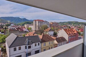 Un paisaje urbano con edificios, una montaña al fondo y un cielo despejado.