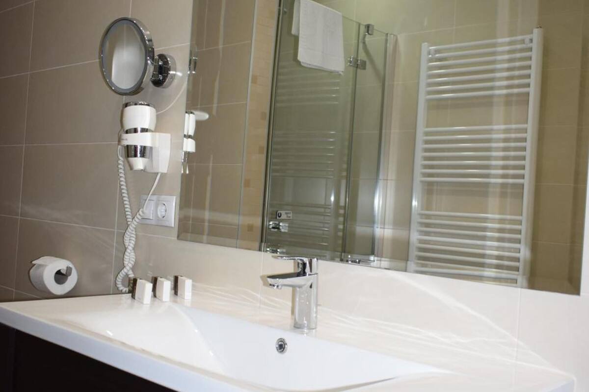 shower, free toiletries, hair dryer, towels