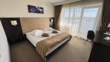 Quarto triplo luxo (Standard) | Frigobar, quartos à prova de som, Wi-Fi de cortesia