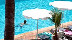 Udendørs pool, parasoller, liggestole