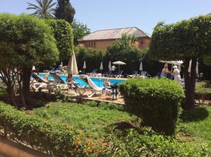 Outdoor pool, pool umbrellas, pool loungers - Hôtel Chems (Marrakech)