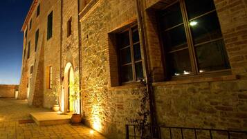 Mặt tiền nơi lưu trú - ban đêm