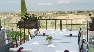 Phục vụ bữa trưa, bữa tối, đặc sản địa phương, nhìn ra vườn