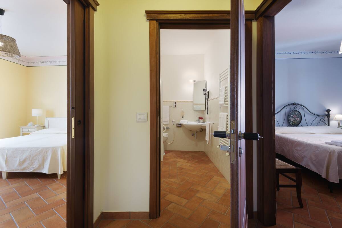 Phòng 4 | Két bảo mật tại phòng, trang bị nội thất với thiết kế riêng biệt, bàn