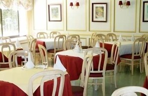 2 restaurantes; se sirve almuerzo y cena; cocina internacional
