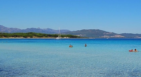 Una spiaggia nelle vicinanze, sabbia bianca. Beach Hotel Budoni