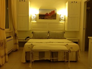 Peralatan tempat tidur hipoalergenik, meja, langsir/tirai gelap terus 