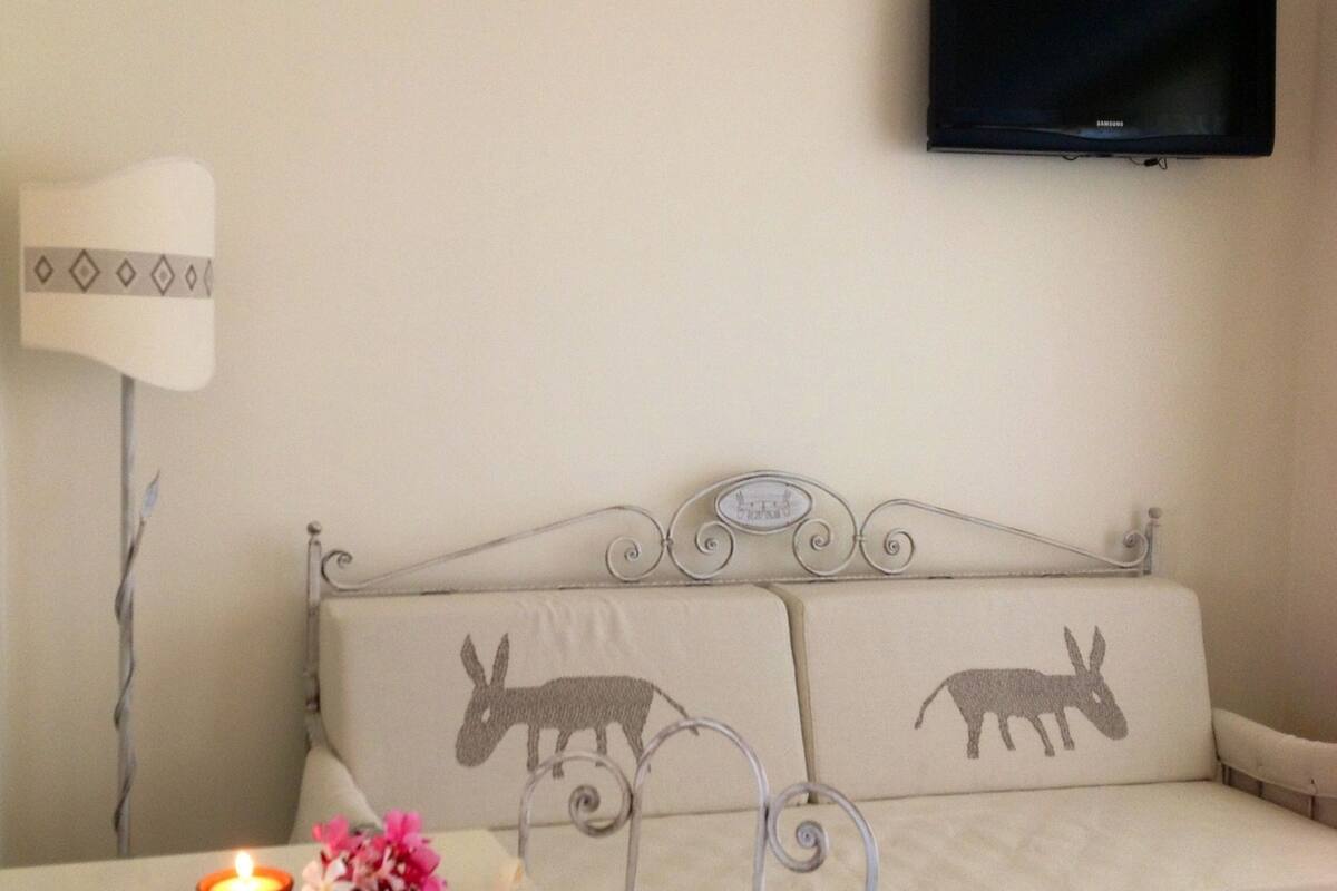 22-inch flat-screen tv with digital channels, tv