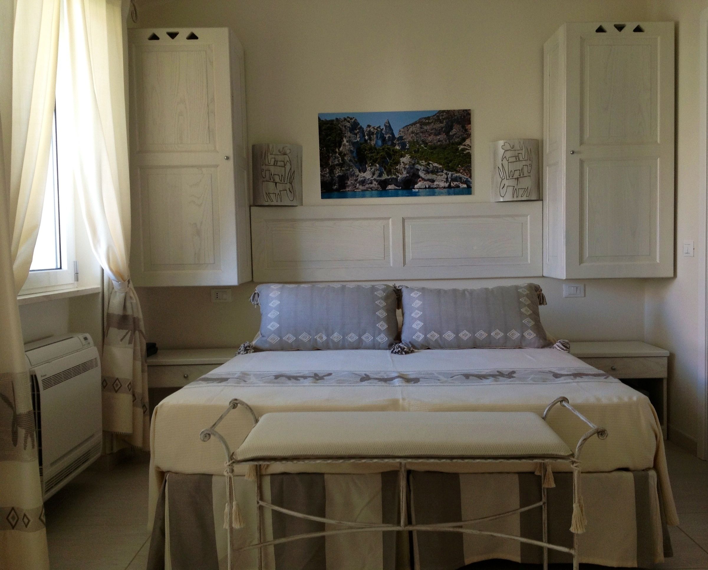 1 bedroom, hypo-allergenic bedding, desk, blackout curtains