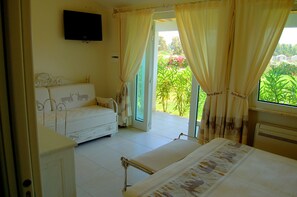 Familienzimmer, Terrasse, zum Garten hin | Allergikerbettwaren, Schreibtisch, Verdunkelungsvorhänge, Bettwäsche