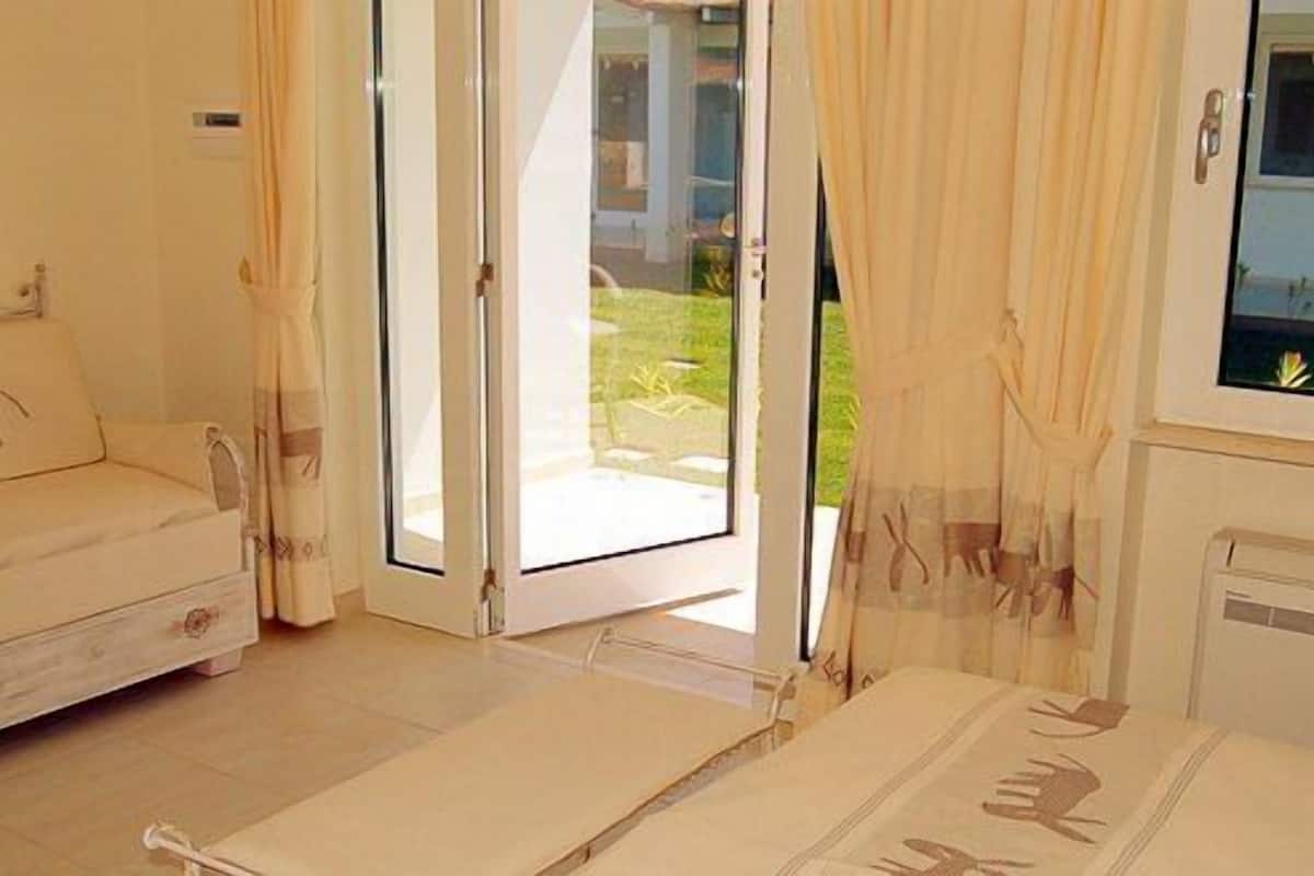 1 bedroom, hypo-allergenic bedding, desk, blackout curtains