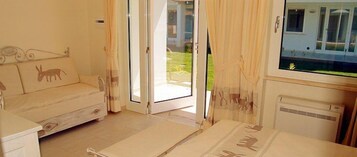 Roupas de cama antialérgicas, escrivaninha, cortinas blackout