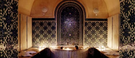 Een sauna, een spabad, een Turks bad/hammam, hydrotherapie