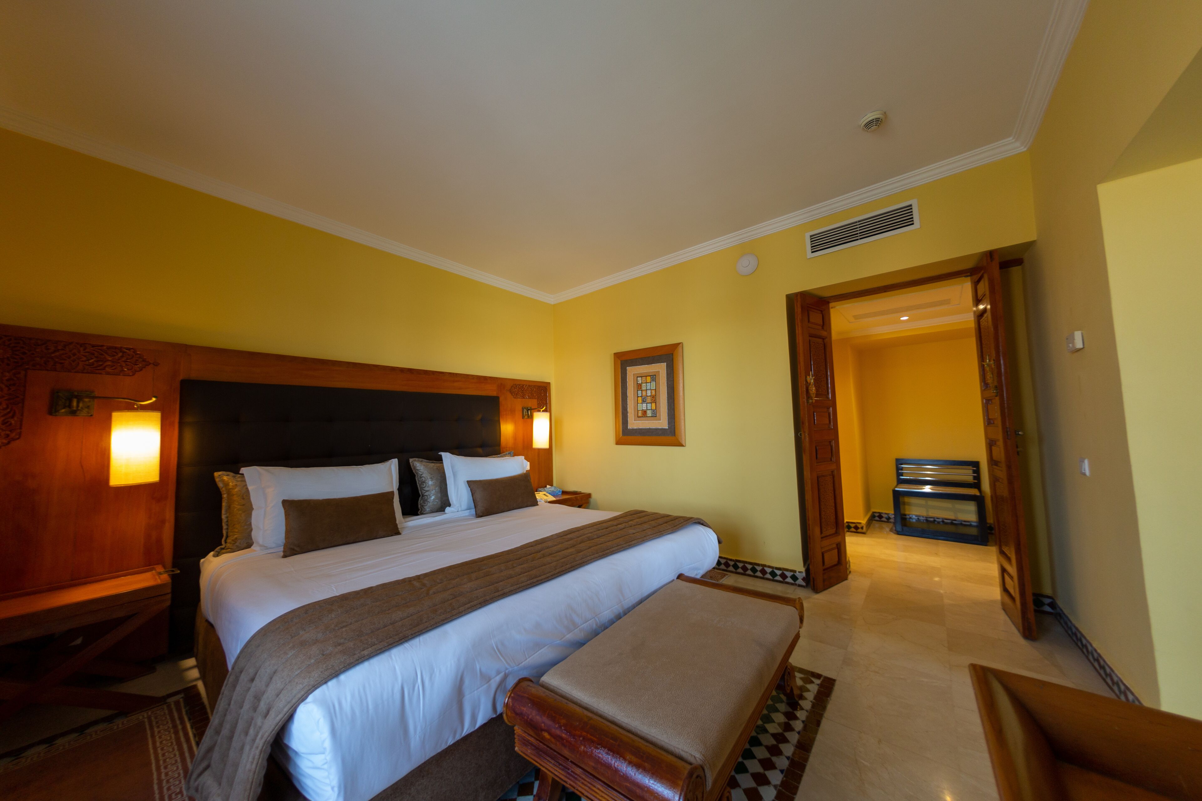 خزنة داخل الغرفة وطراز فريد لكل وحدة ومكتب ومساحة عمل للكمبيوتر المحمول