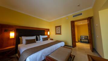 Suite, 1 kamar tidur | Brankas, dilengkapi dengan perabotan berbeda-beda, dan meja kerja