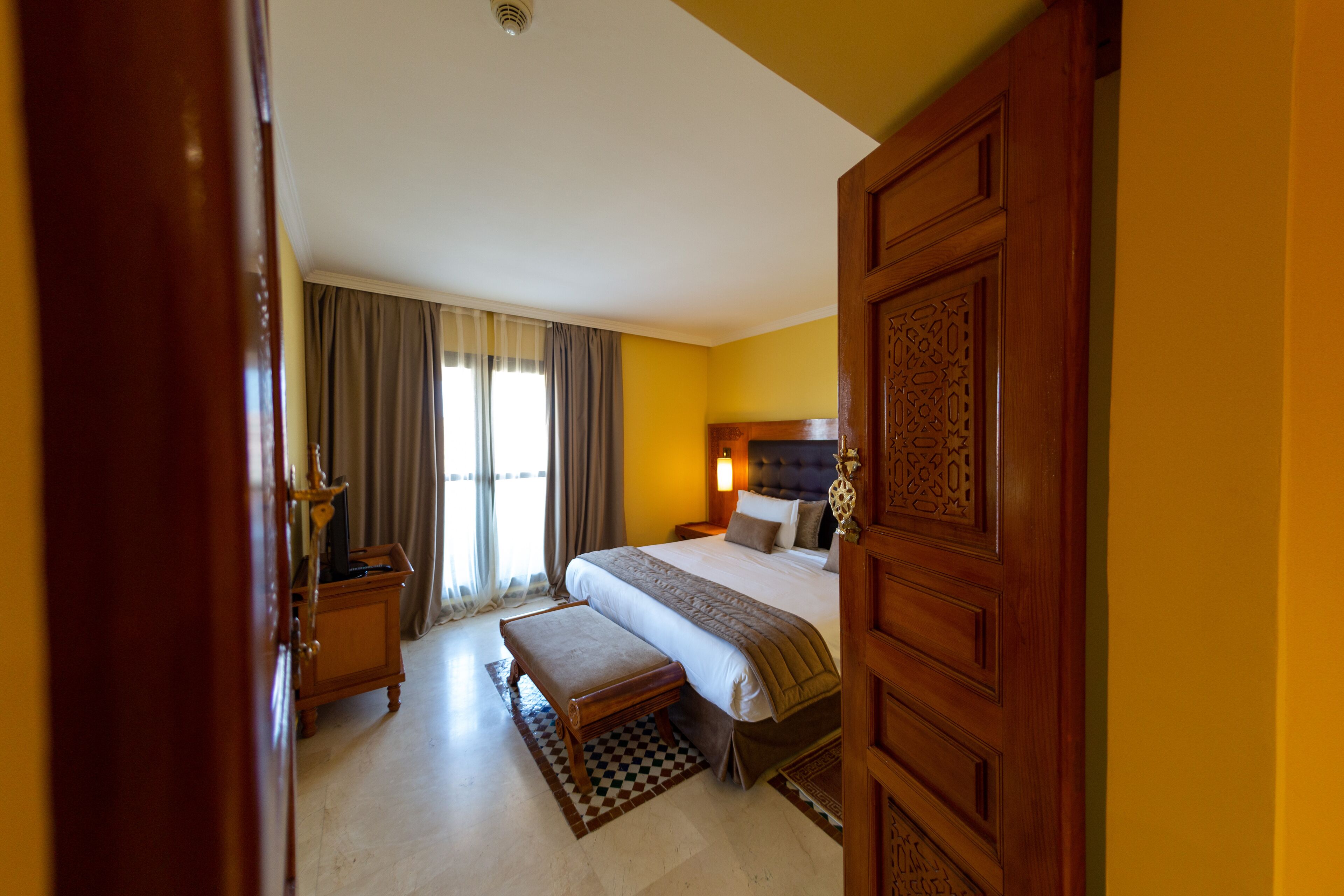 suite, 1 bedroom | in-room safe, individually furnished, desk, laptop workspace