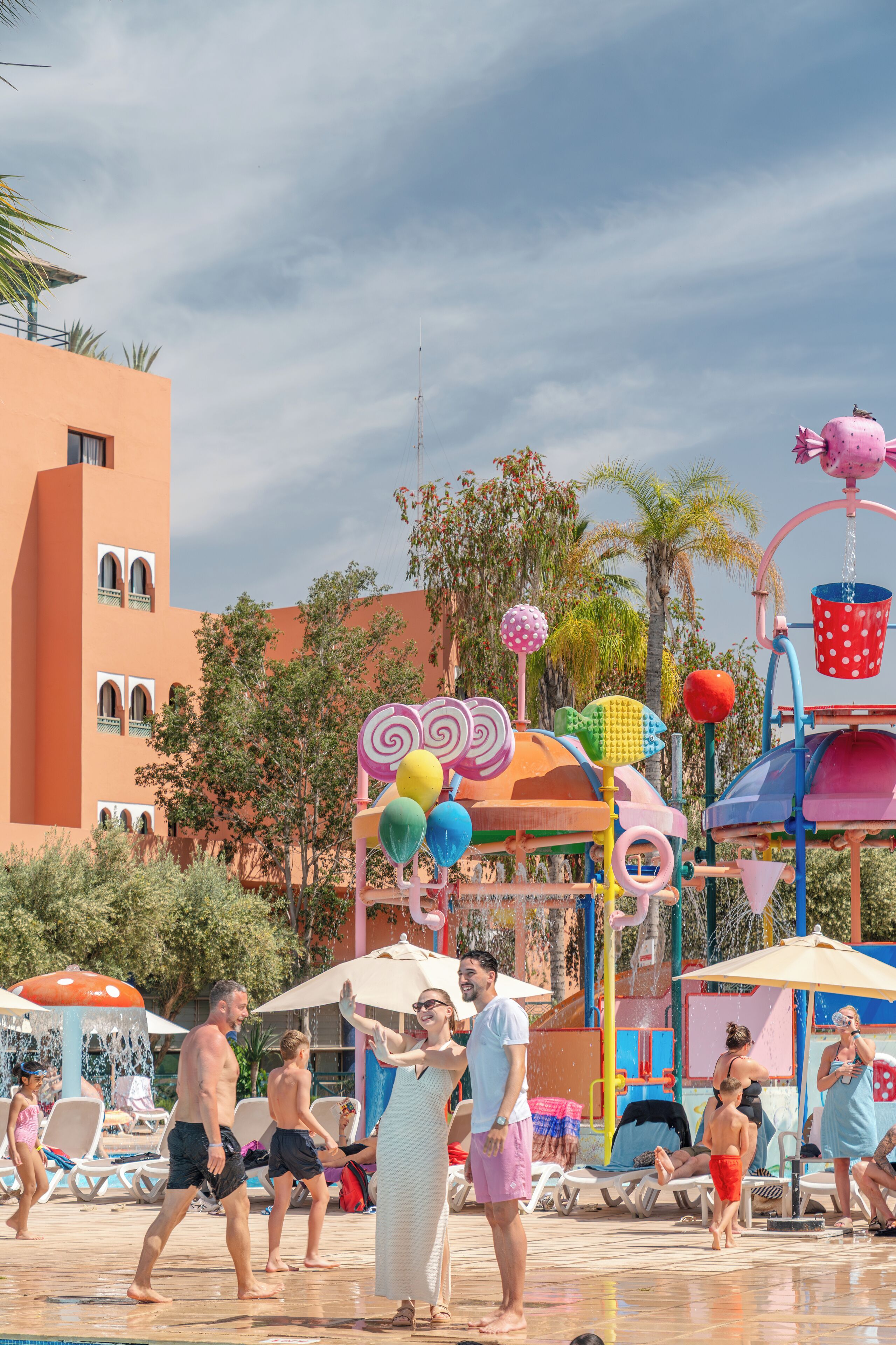 Inomhuspool, utomhuspool, parasoller och solstolar