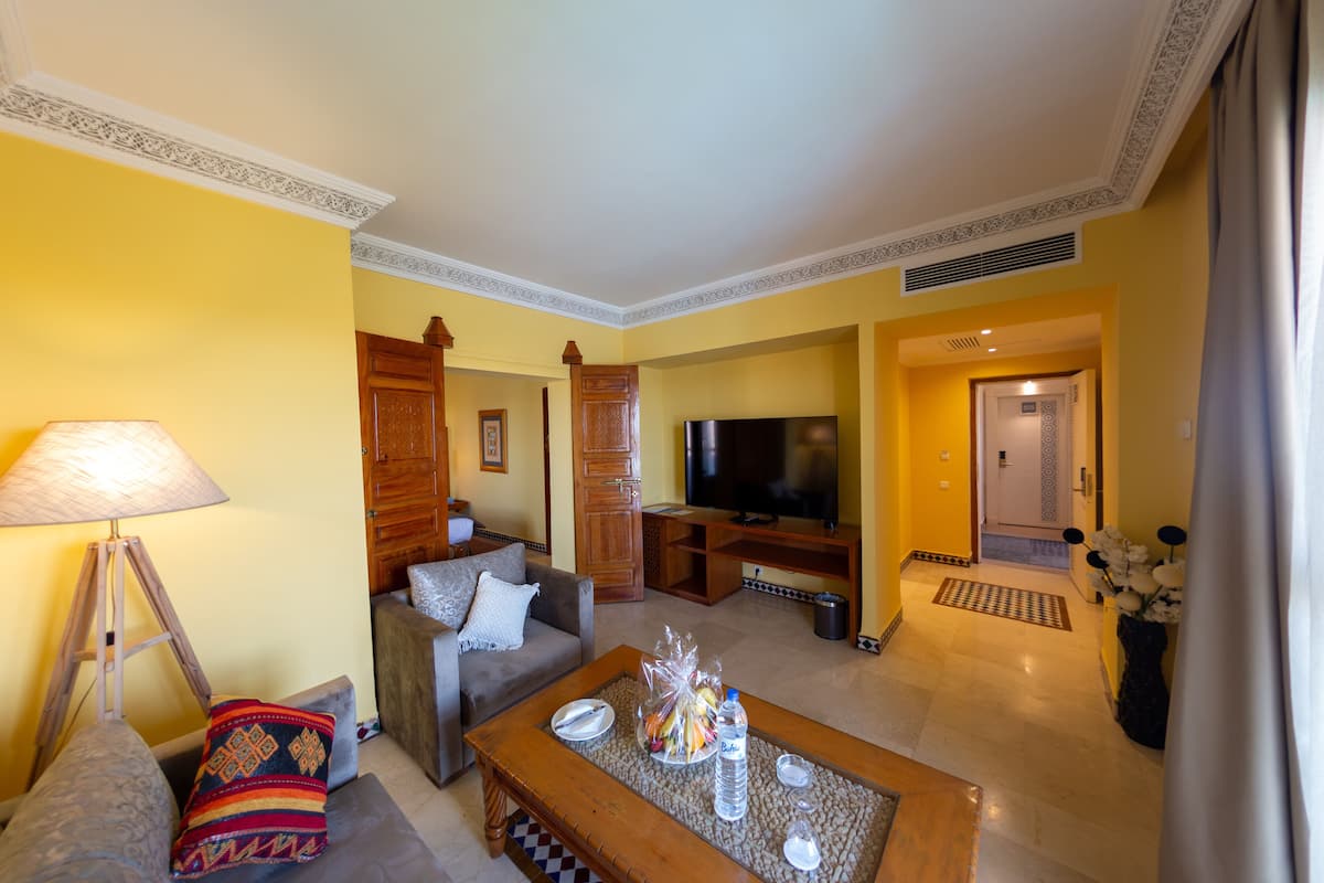 suite, 1 bedroom | in-room safe, individually furnished, desk, laptop workspace