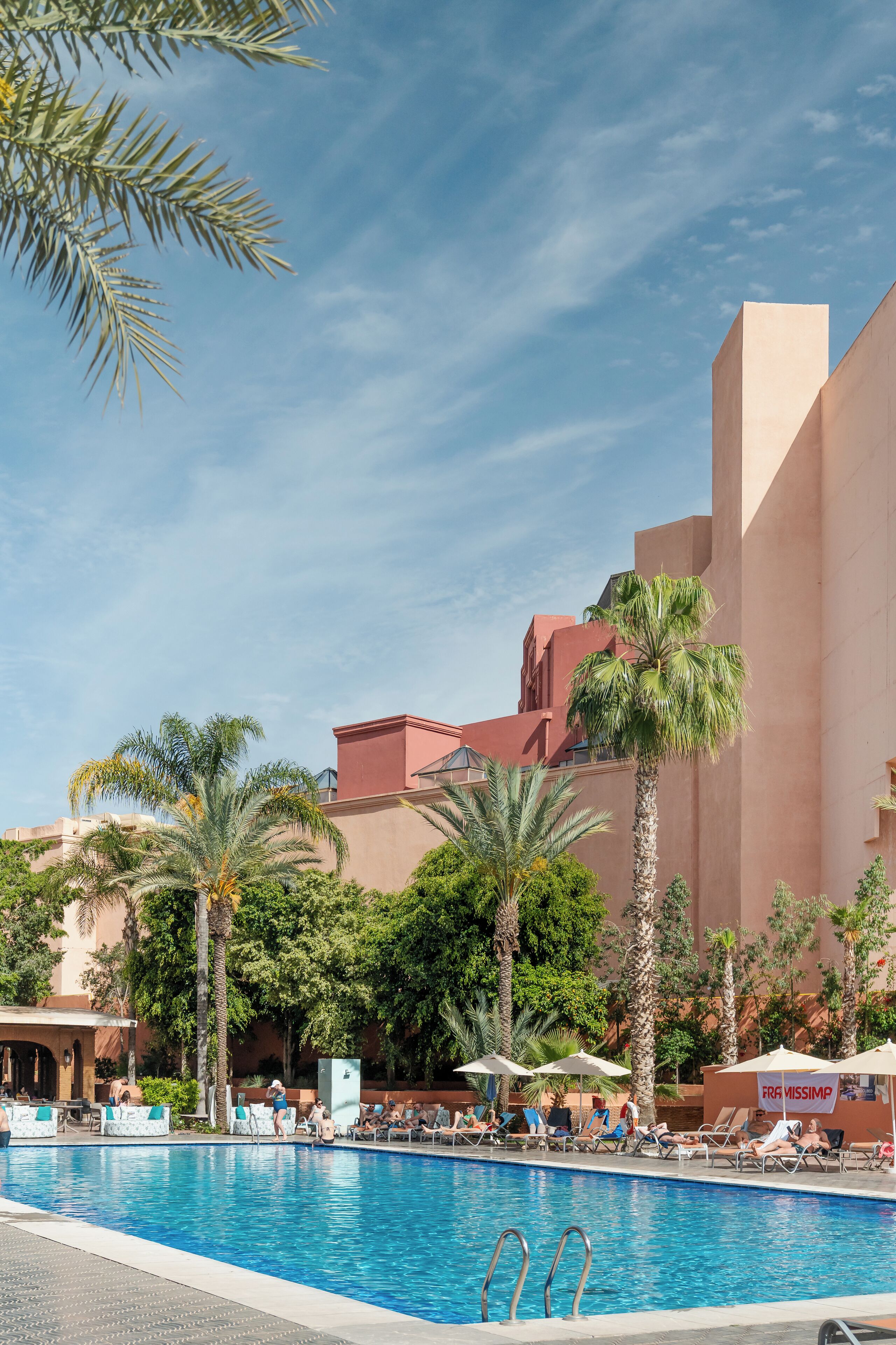 من حمّامات السباحة المغطاة، حمّام سباحة خارجي، مظلات على حمّام السباحة