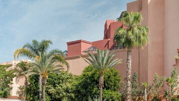 Kolam renang indoor dan kolam renang outdoor, dengan payung kolam renang