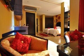 Minibar, safe på rommet, skrivebord og blendingsgardiner