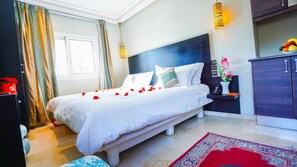 Classic Double or Twin Room | Minibar, in-room safe, desk, blackout drapes