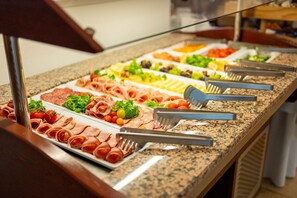 Petit déjeuner buffet (18.00 EUR par personne)