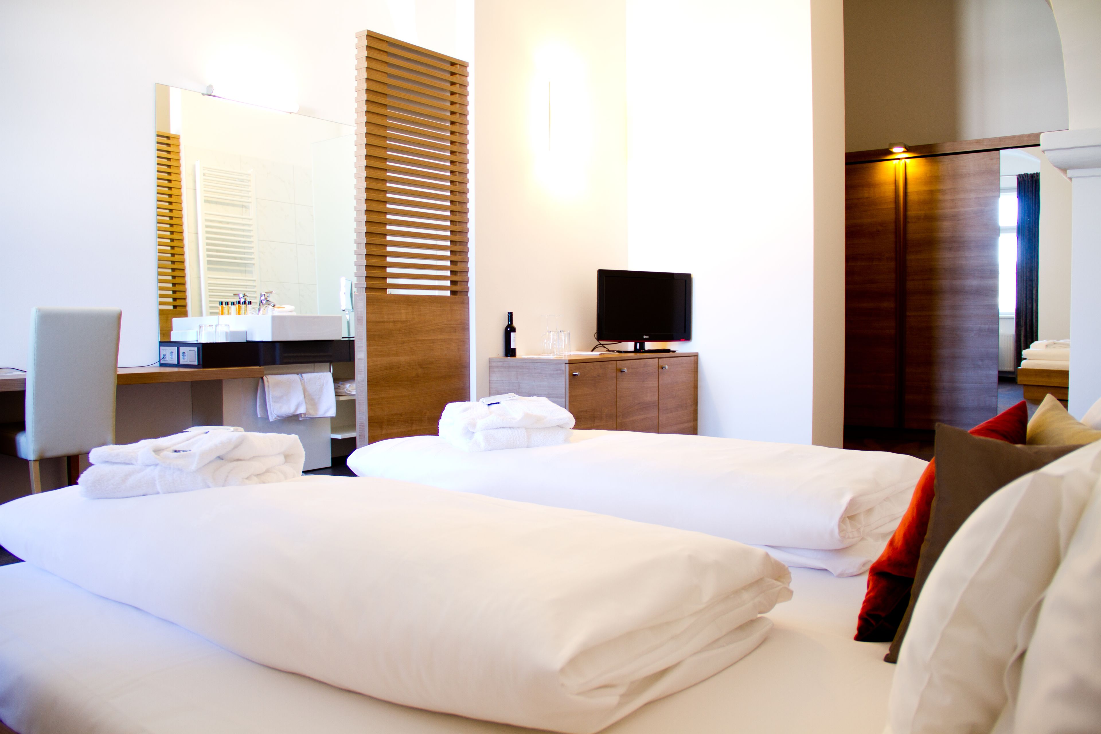 standard double room, 1 king bed | in-room safe, desk, rollaway beds, free wifi