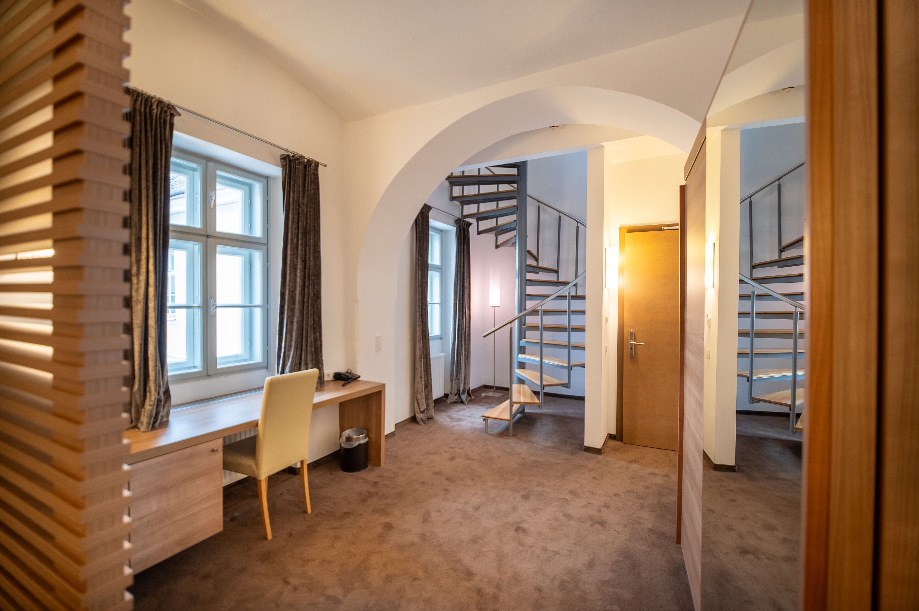 honeymoon studio suite, 1 bedroom | in-room safe, desk, rollaway beds, free wifi