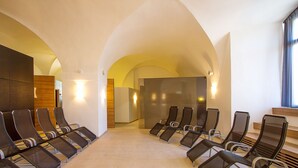 Une salle d  ’attente avec des rangées de chaises, un mur en bois avec des lattes et une fenêtre avec des rideaux.