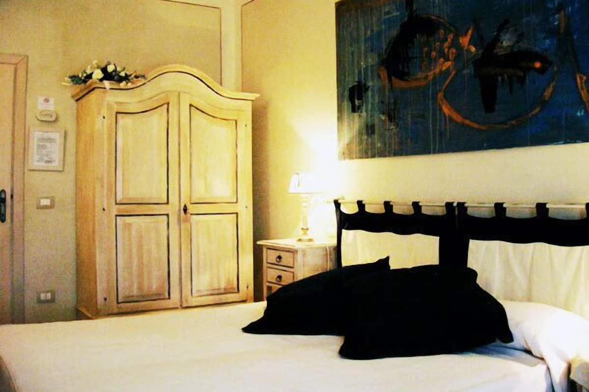 Triple Room | Desk, cribs/infant beds, free WiFi, bed sheets