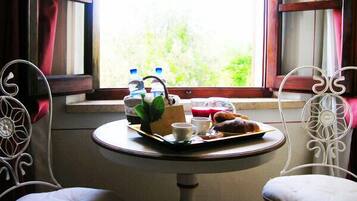 Habitación triple | Servicio de comidas a la habitación