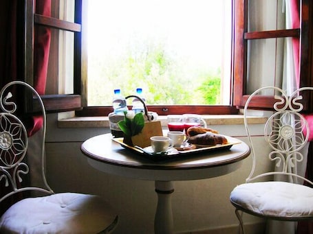 三人房 | 客房服务 - 用餐. 莫斯康多罗家庭旅馆