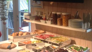 A buffet with various food items including fruits, cheeses, and meats. - Haus Stoertebeker Appartements - Hotel Garni (Lubmin)