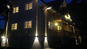 A two-story wooden building with multiple windows and a balcony. - Haus Stoertebeker Appartements - Hotel Garni (Lubmin)