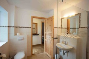 Departamento, balcón, vista al jardín | Baño | Amenidades de baño gratuitas, secadora de cabello, toallas 