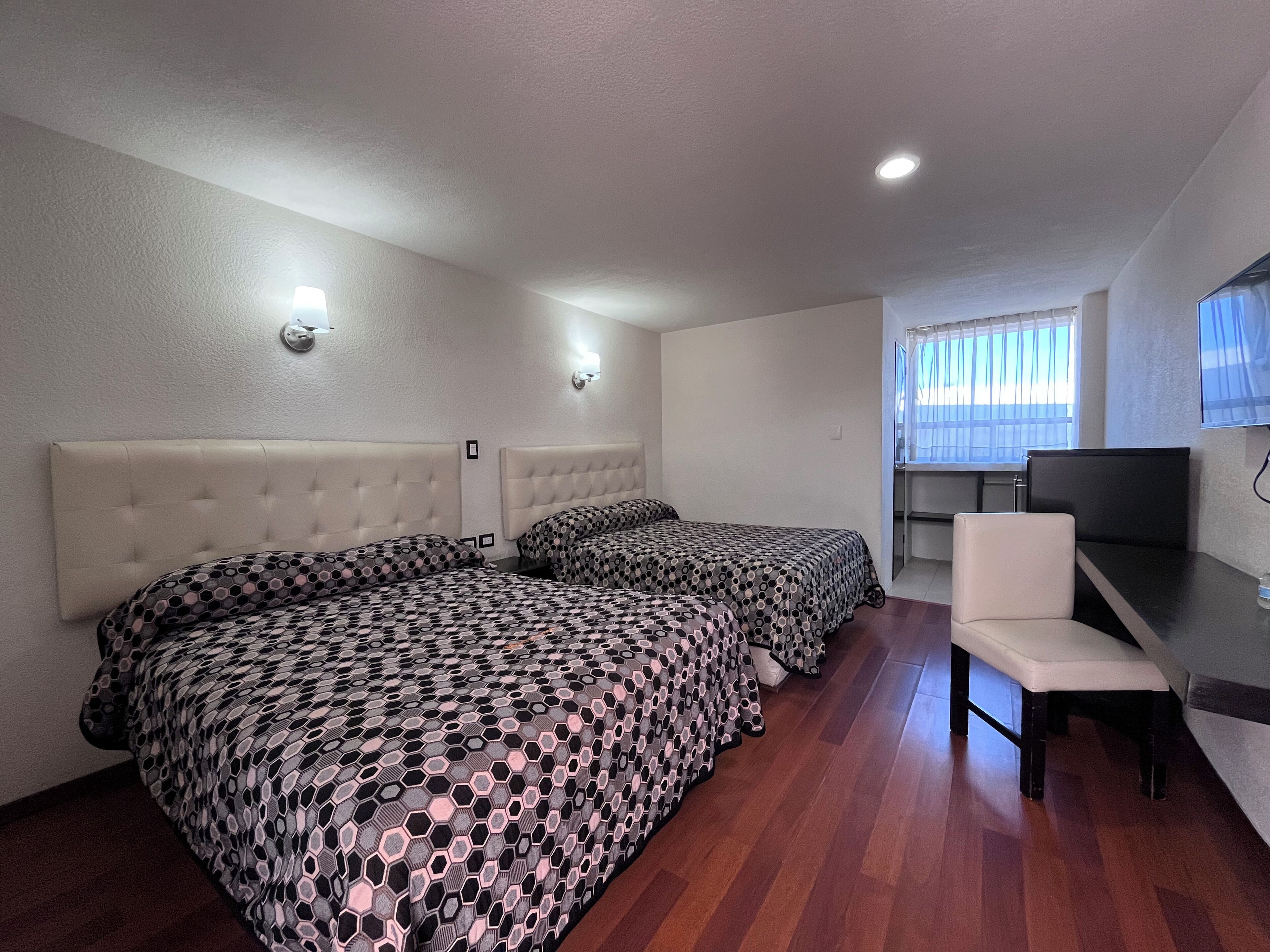 Habitación estándar, 2 camas dobles | Escritorio, espacio para trabajar con un portátil, wifi gratis