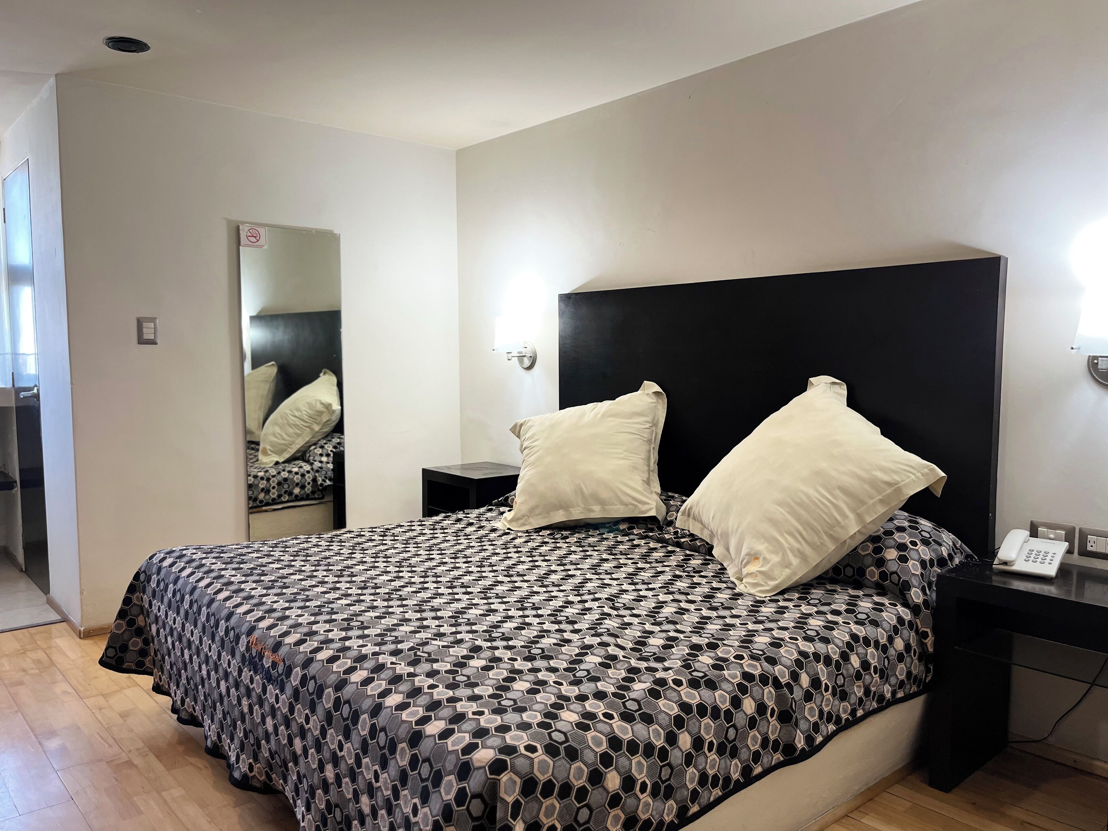 Escritorio, espacio para trabajar con un portátil, wifi gratis