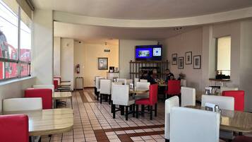 Se ofrece un desayuno completo (300 MXN por persona)