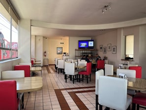 Se ofrece un desayuno completo (300 MXN por persona)