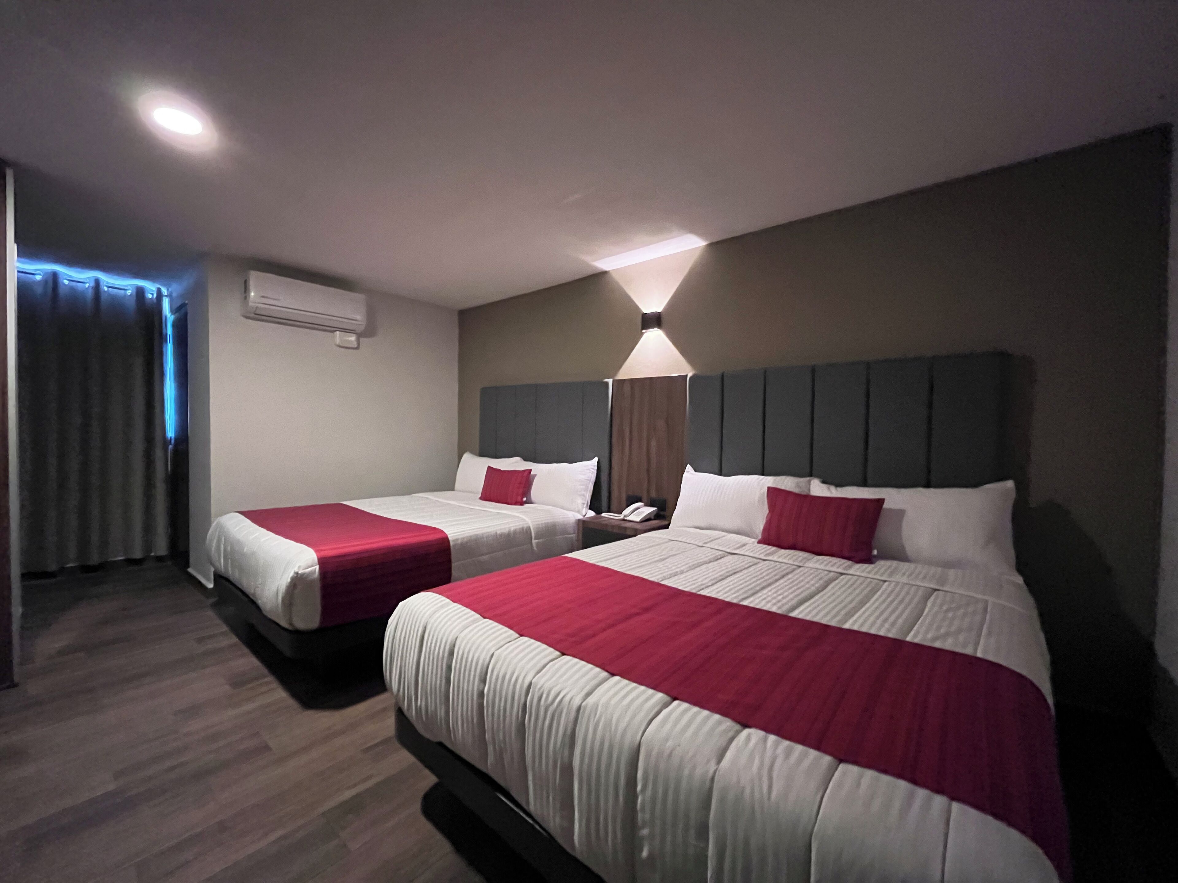 Habitación Deluxe, 2 camas de matrimonio | Escritorio, espacio para trabajar con un portátil, wifi gratis