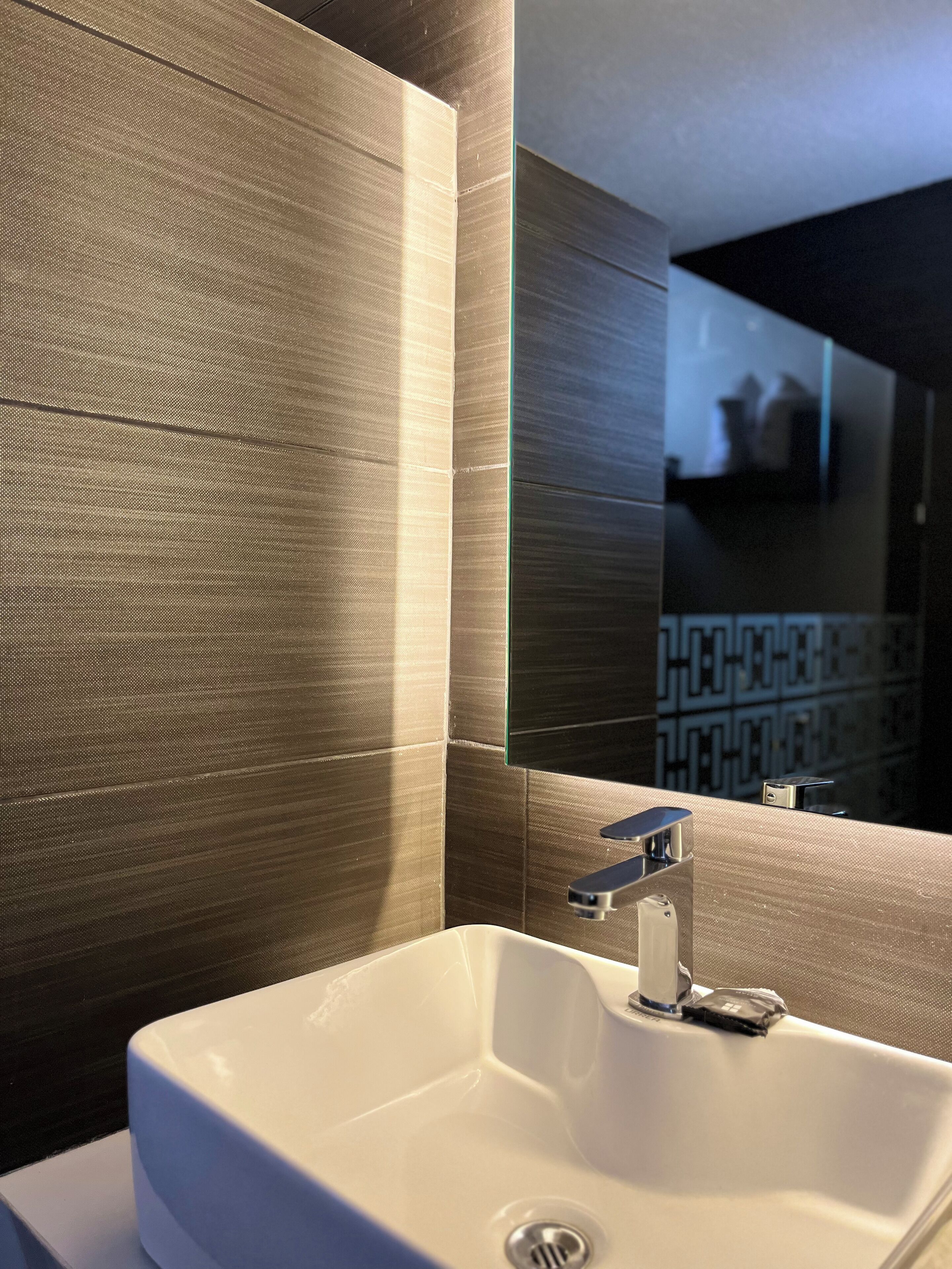 Escritorio, espacio para trabajar con laptop y wifi gratis 