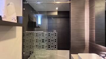 Quarto luxo, 1 cama King | Banheiro | Chuveiro, chuveiro com efeito de chuva, produtos de toalete de grife