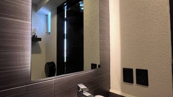 Escritorio, espacio para trabajar con laptop y wifi gratis