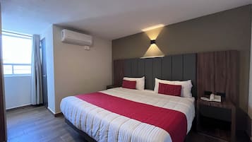 Quarto luxo, 1 cama King | Escrivaninha, espaço de trabalho para notebook, Wi-Fi de cortesia