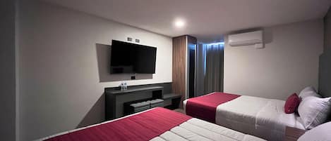 Deluxe-Zimmer, 2 Queen-Betten | Schreibtisch, laptopgeeigneter Arbeitsplatz, kostenloses WLAN