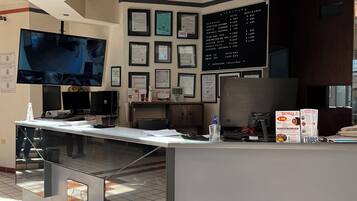 Se sirven desayunos, almuerzos y cenas; cocina mexicana