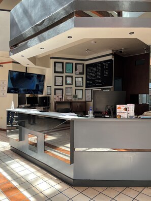 Se sirven desayunos, comidas, cenas y cocina mexicana 