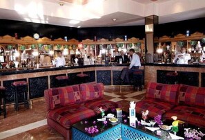 2 bars/lounges